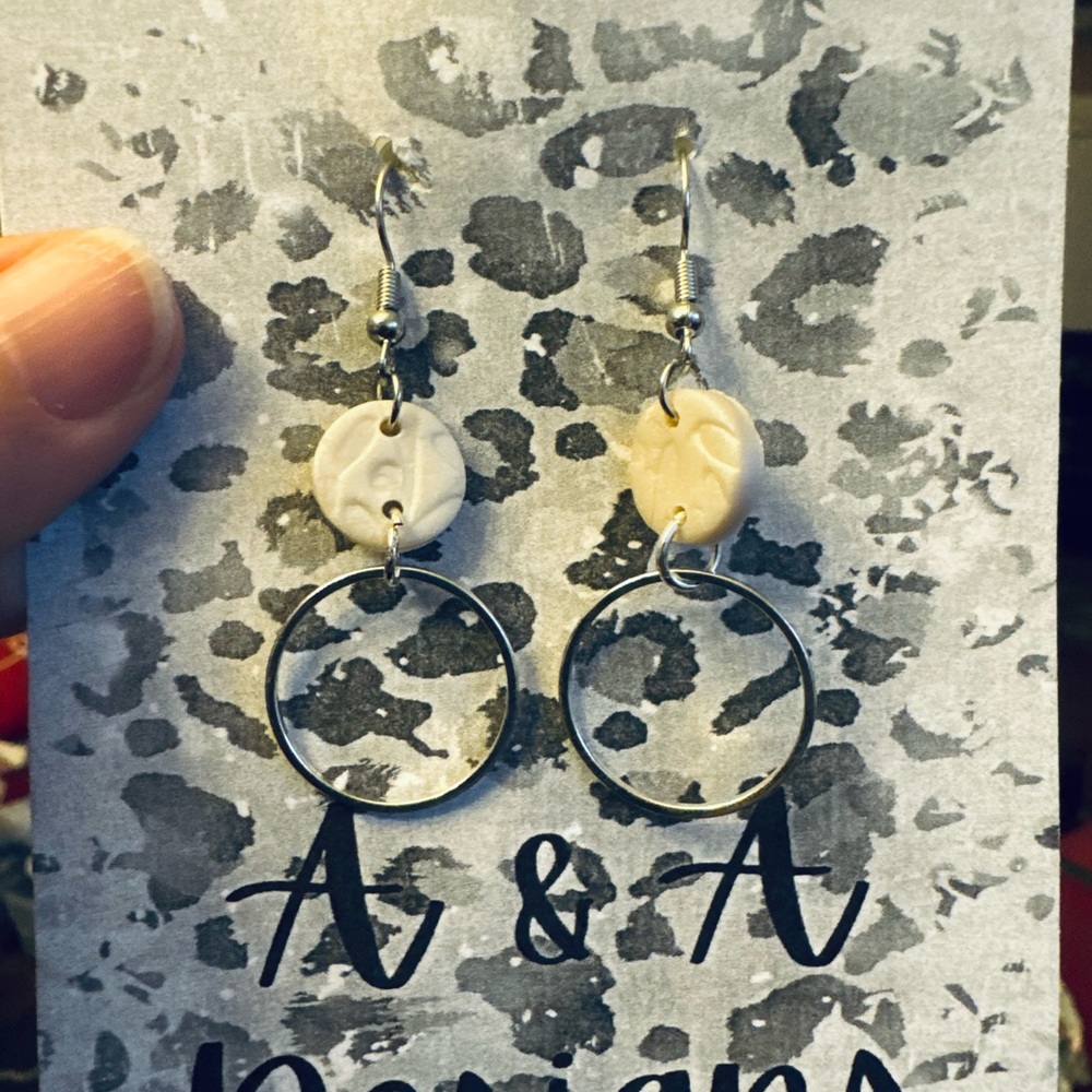 Shimmering White Clay Embossed Earrings‎
